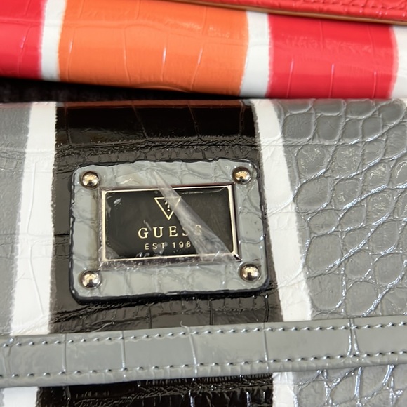 Trio of retro matching “tiedye style” Guess wallets NWT! - Picture 6 of 8